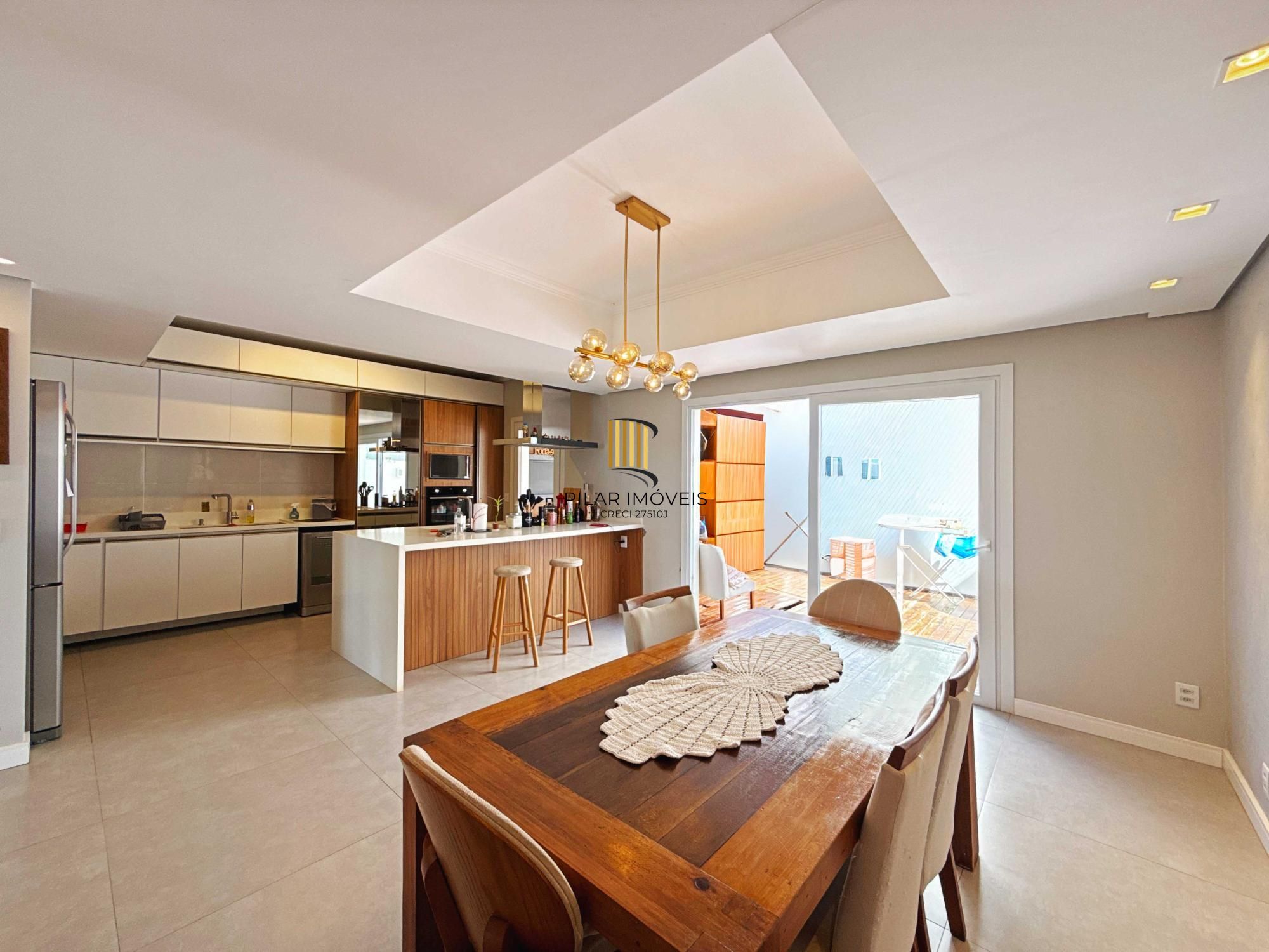 Linda residência com  3 dormitórios, sendo 1 suíte, com Linda Vista do Bairro.