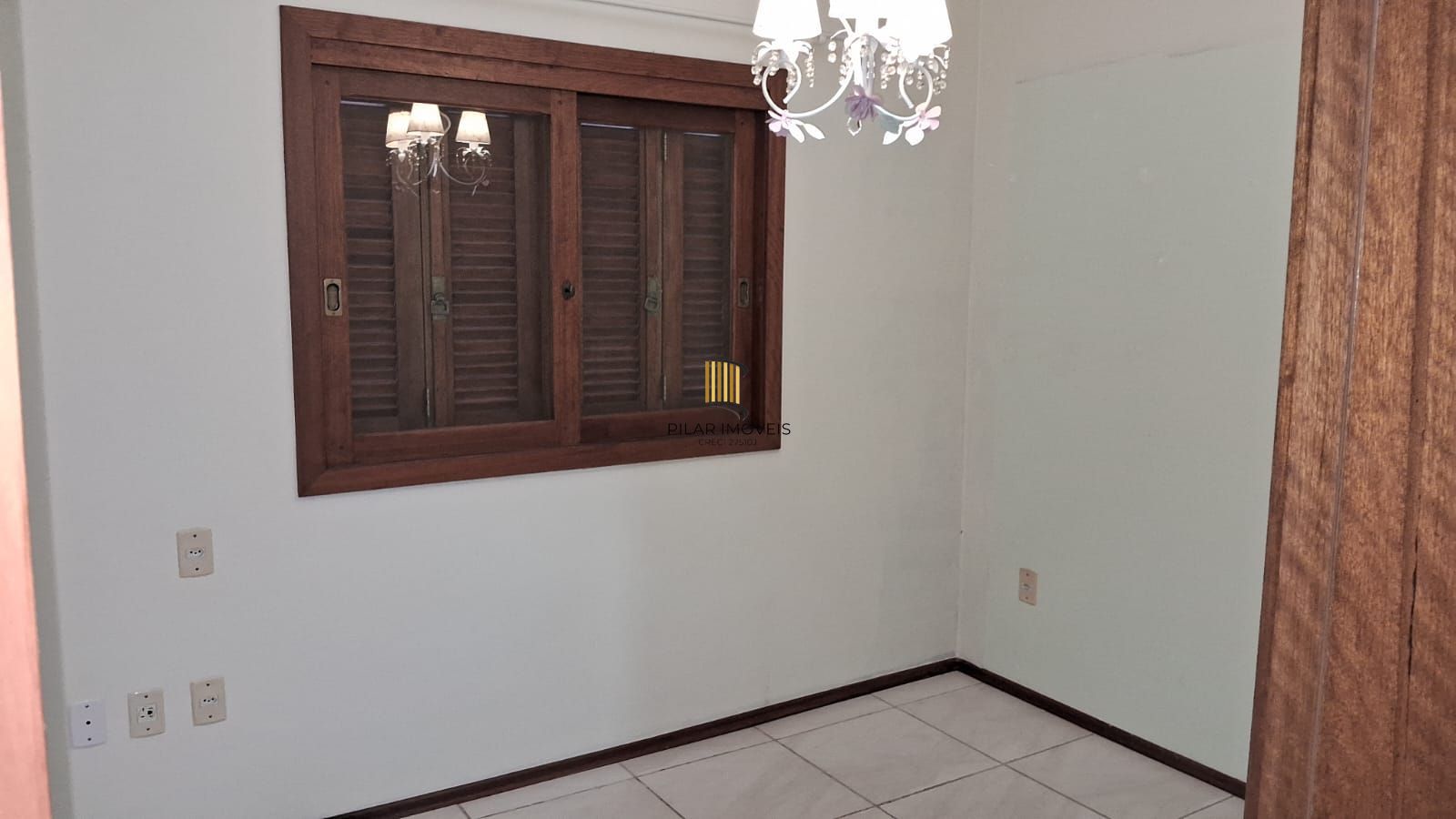 Excelente Residência com 3 dormitórios sendo 2 deles suítes de casal.