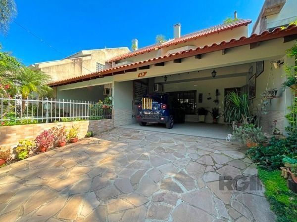 Casa em Porto Alegre, no bairro Ipanema, com 3 dormitório(s), e 3 banheiros, à v