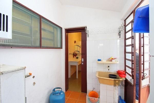 Casa em Porto Alegre, no bairro Guarujá, com 3 dormitório(s), à venda.