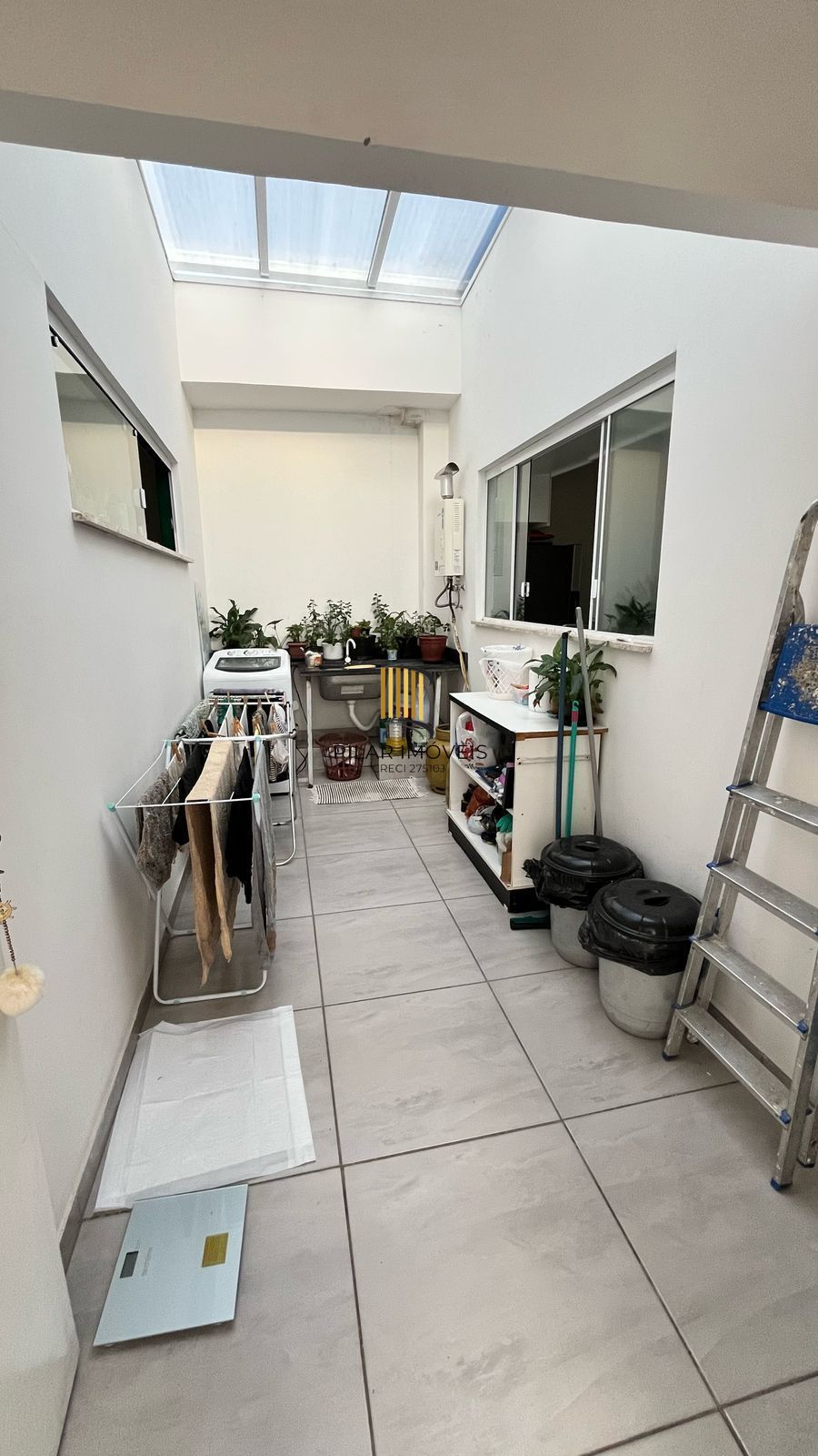 Vendo prédio comercial com 01 loja e 02 apartamentos. Excelente para investiment