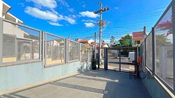 Casa em Porto Alegre, no bairro Guarujá, com 3 dormitório(s), e 3 banheiros, à v