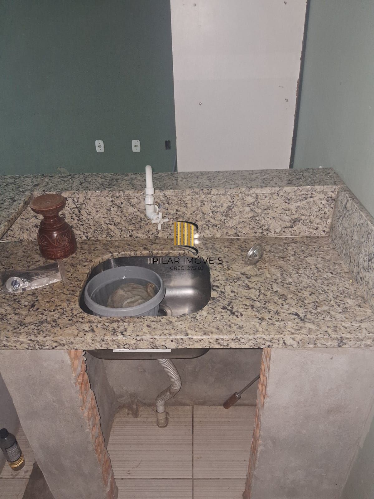 Casa com 2 dormitórios com pátio e edícula.