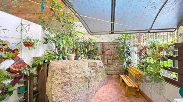 Casa em Porto Alegre, no bairro Ipanema, com 3 dormitório(s), e 3 banheiros, à v