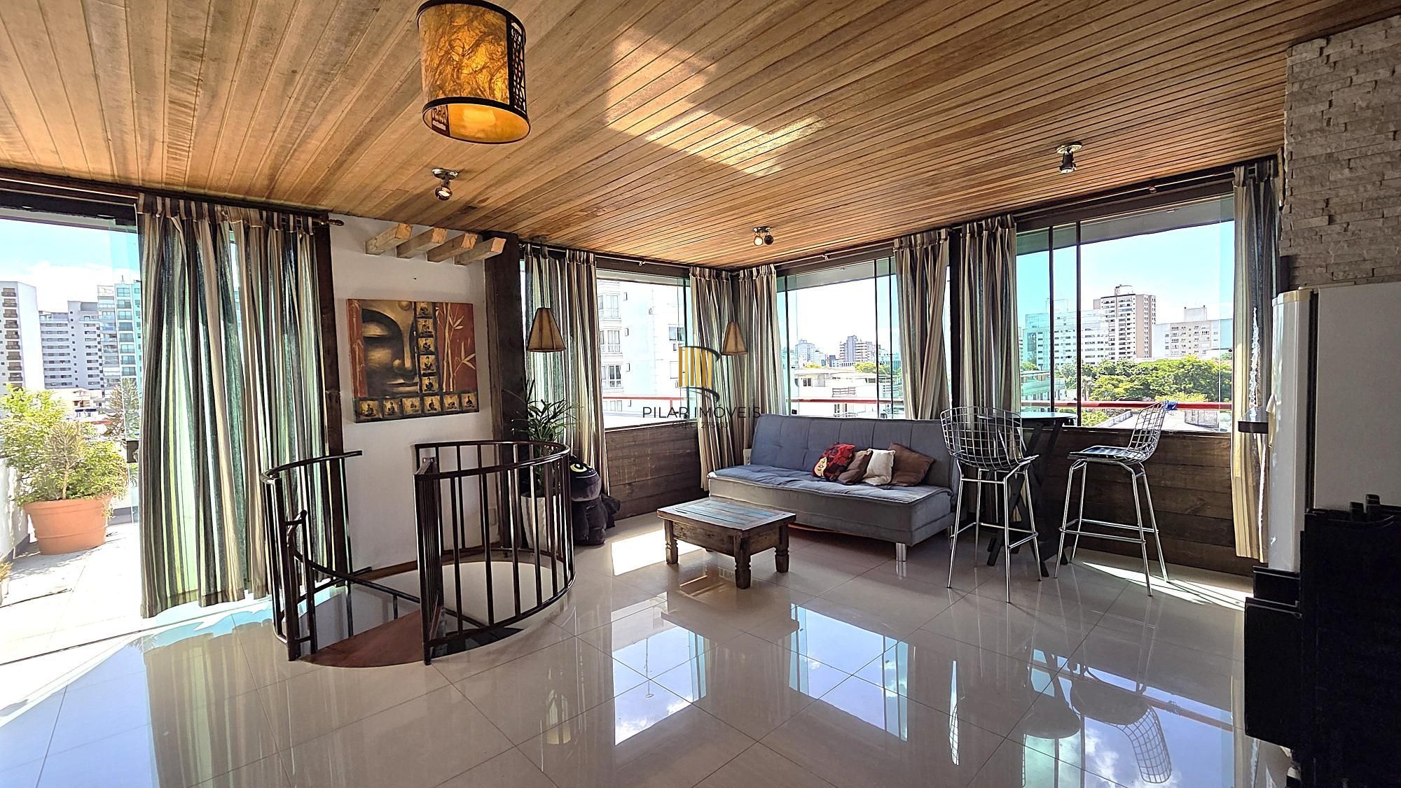 Cobertura duplex com 2 dormitórios e 1 vaga de garagem no bairro Menino Deus – 108,7 m² privativos