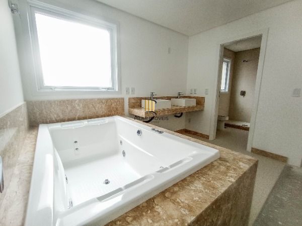 Cobertura para Venda - 346.66m², 3 dormitórios, sendo 3 suites, 4 vagas - Vila A