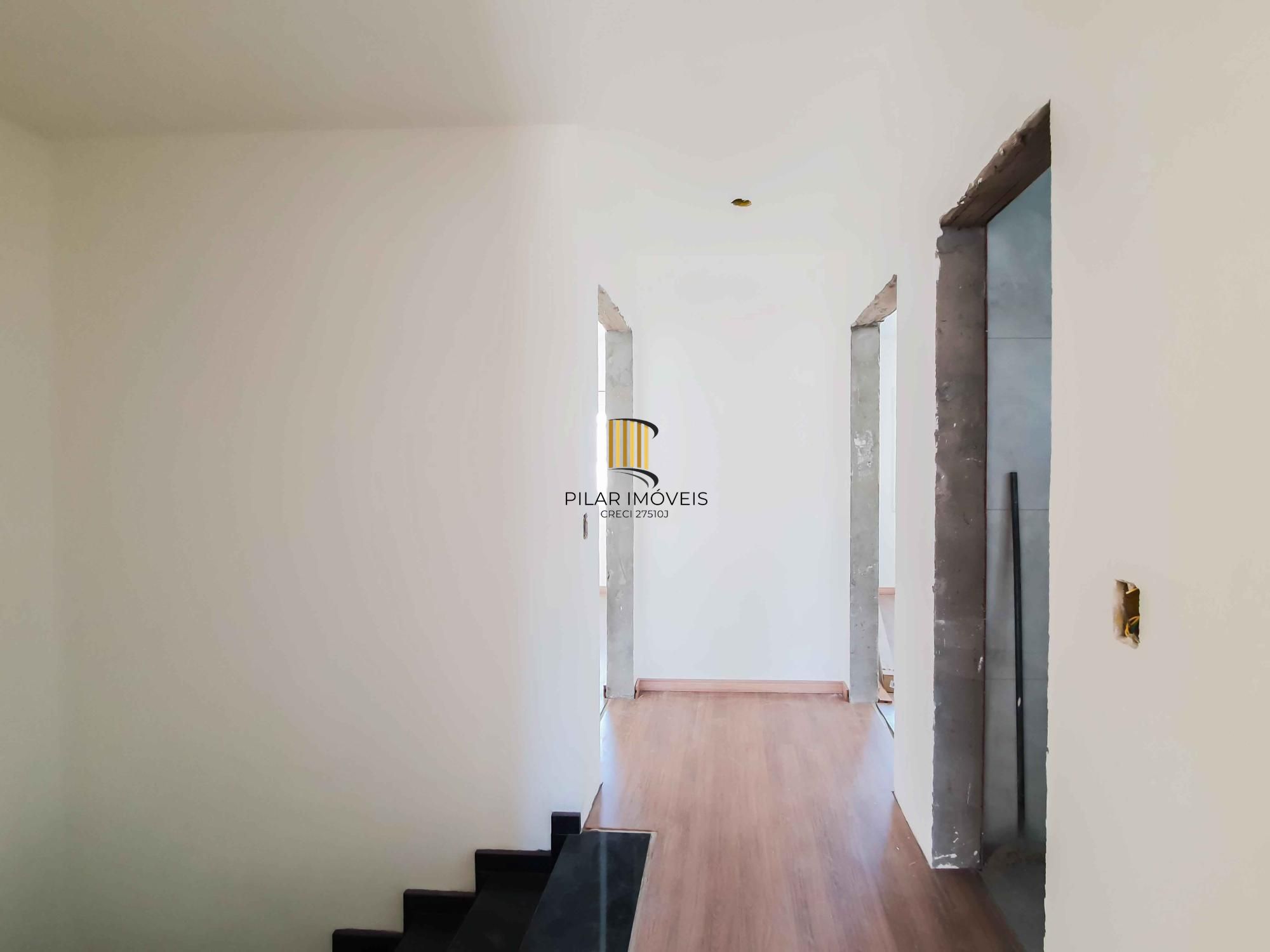 Casa em condomínio 4 D, sendo um dormitório no térreo, 168 m², garagem coberta