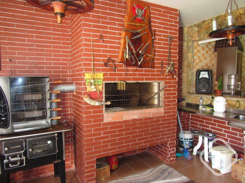 Ótima residência com 4 dormitórios, lareira e piscina no coração do bairro Tristeza.