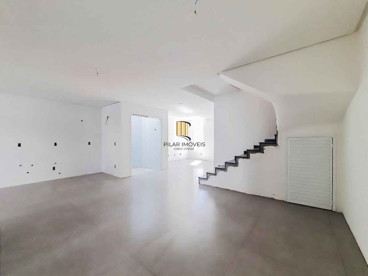 Casa em condomínio 4 D, sendo um dormitório no térreo, 168 m², garagem coberta