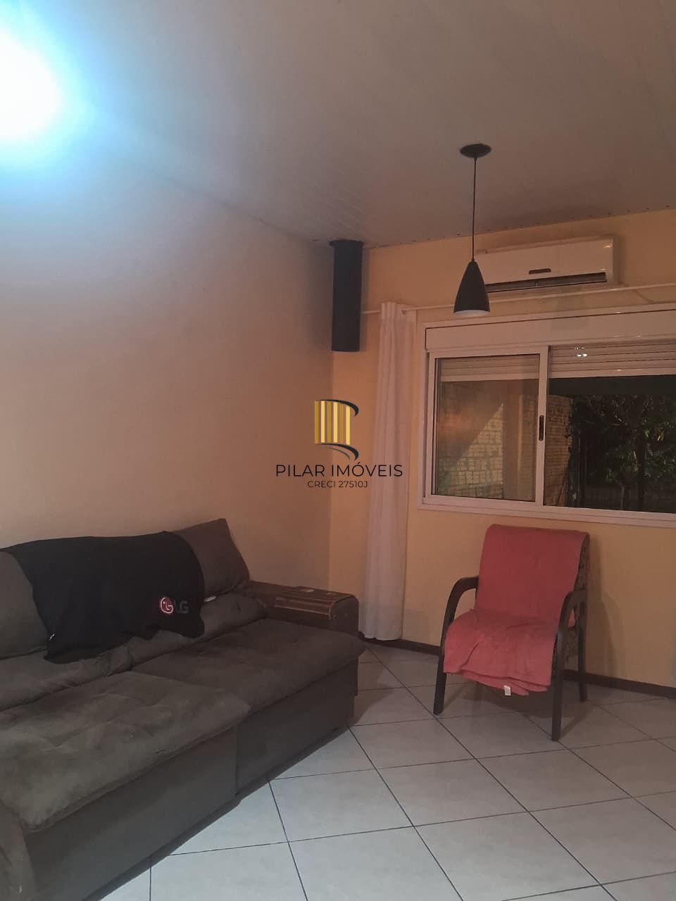 Casa com 2 dormitórios com pátio e edícula.