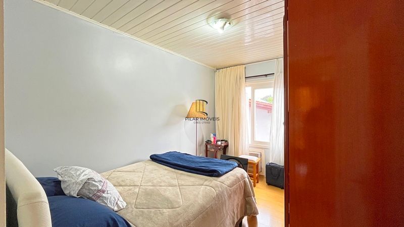 Casa de esquina com 285m², 3 dormitórios, sendo 1 suites, 4 vagas - amplo pátio 