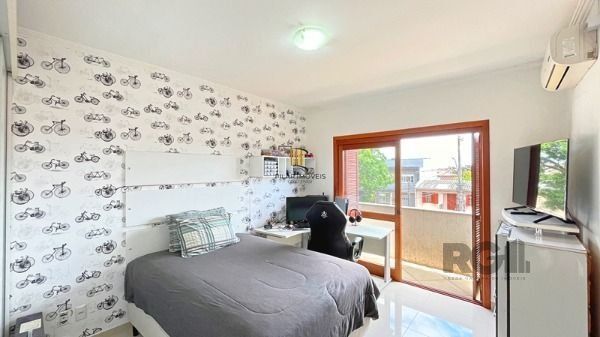 Casa em Porto Alegre, no bairro Tristeza, com 3 dormitório(s), e 3 banheiros, à 