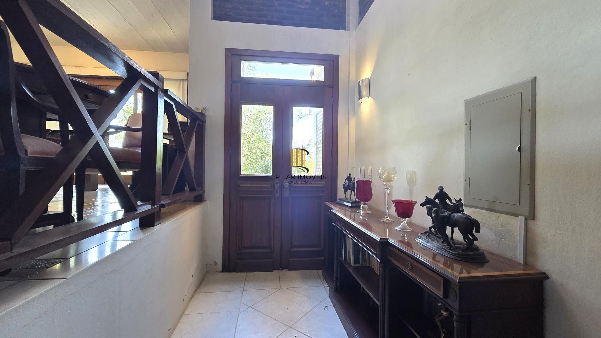 Belíssima residência com 4 dormitórios, 2 suítes com closet e vista deslumbrante para o lago Guaíba.