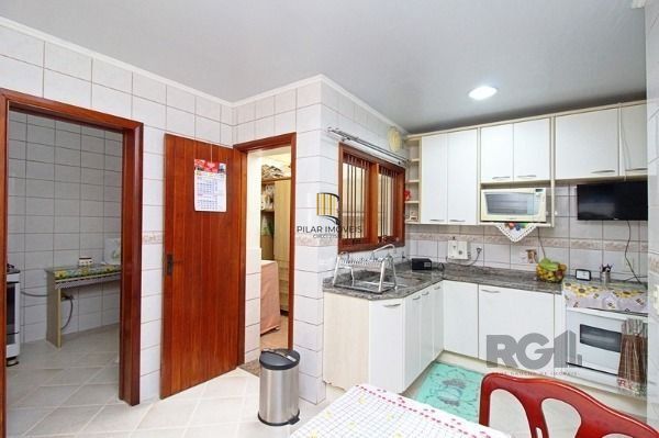 Casa em Porto Alegre, no bairro Tristeza, com 3 dormitório(s), e 3 banheiros, à 