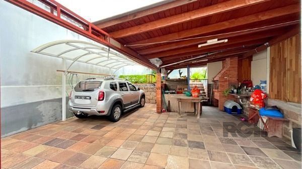 Casa em Porto Alegre, no bairro Tristeza, com 3 dormitório(s), e 3 banheiros, à 