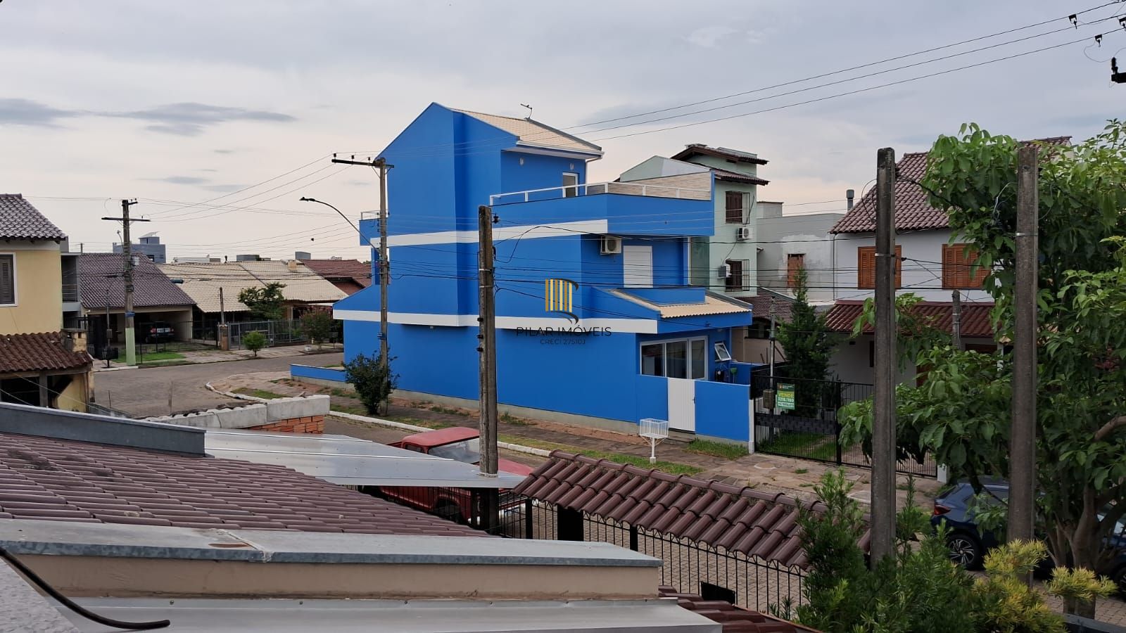 Excelente Residência com 3 dormitórios sendo 2 deles suítes de casal.