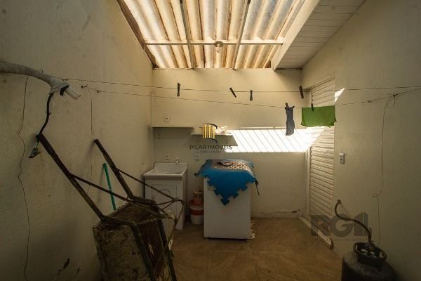 Casa em Porto Alegre, no bairro Vila Nova, com 6 dormitório(s), e 6 banheiros, à