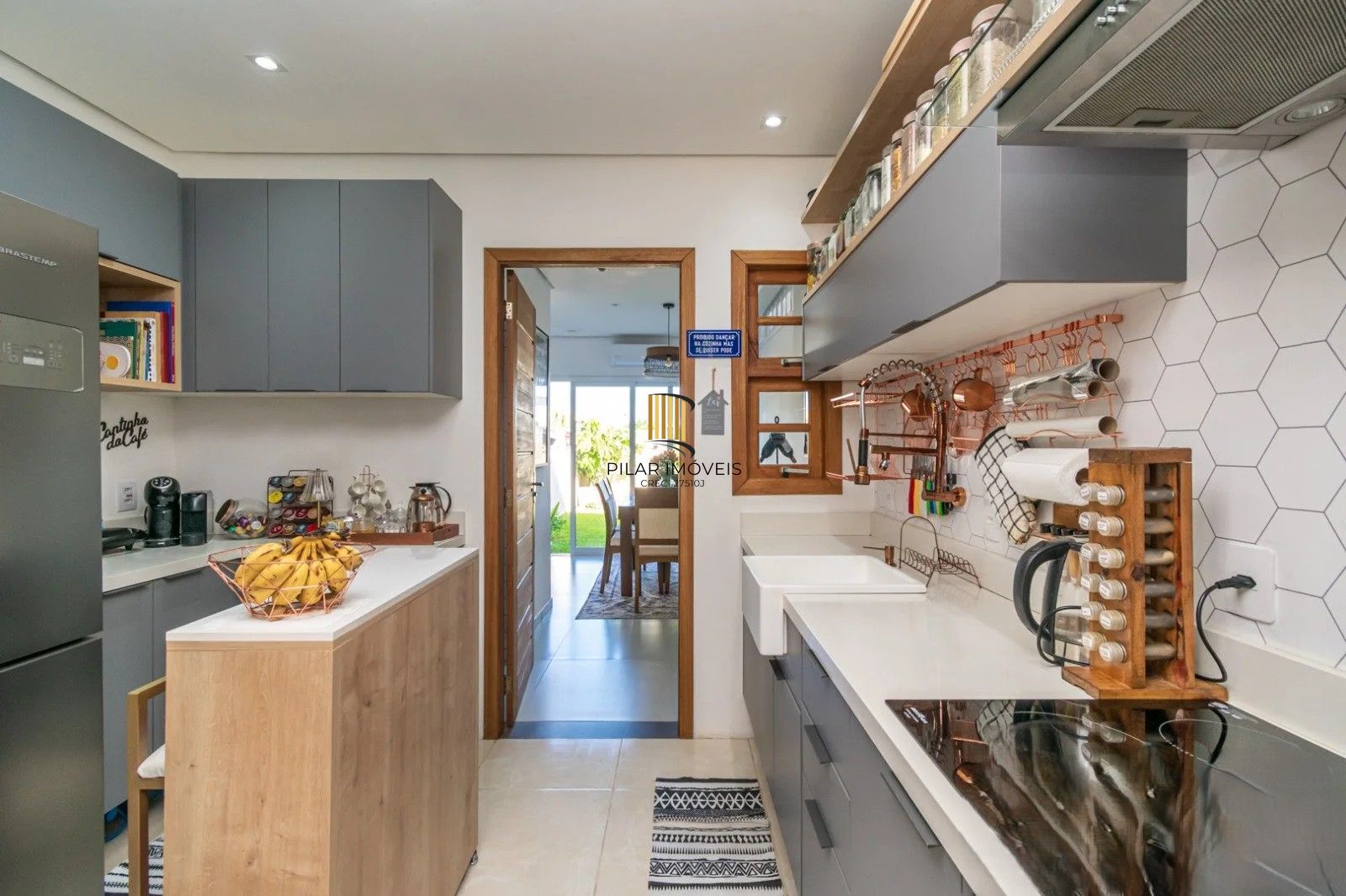 Excelente sobrado, semimobiliado,  com 77m², 2 dormitórios e 1 vaga de garagem. À venda no Hípica Boulevard – Zona Sul.