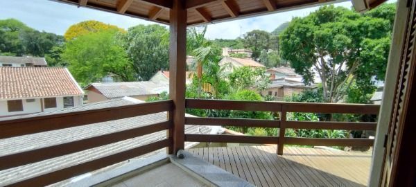 Casa em Porto Alegre, no bairro Nonoai, com 6 dormitório(s), e 6 banheiros, à ve