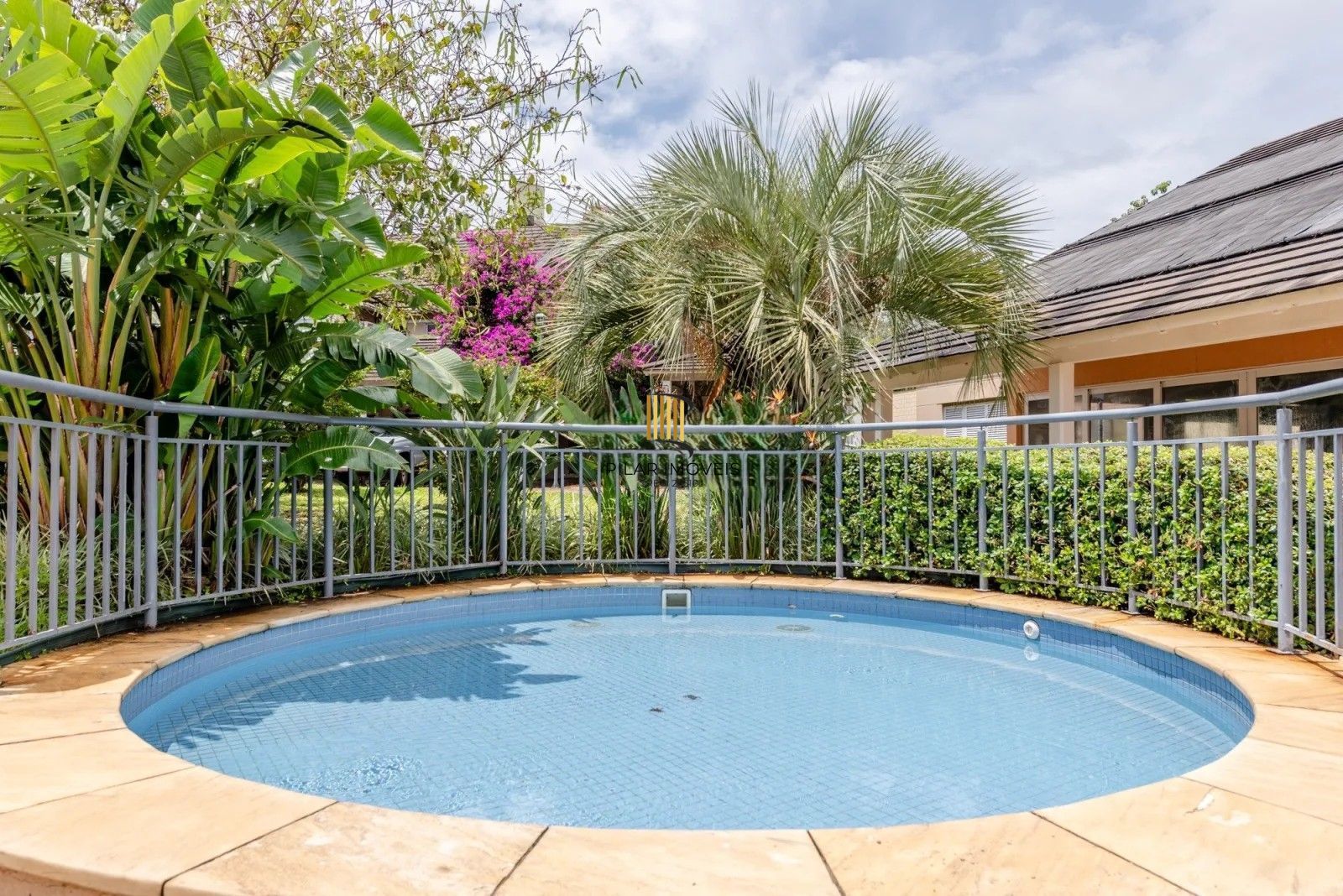 Belíssima casa em condomínio com 218,3m² com 4 dorm., 2 suítes e 2 vagas. Situada no charmoso Residencial Terra Mater.