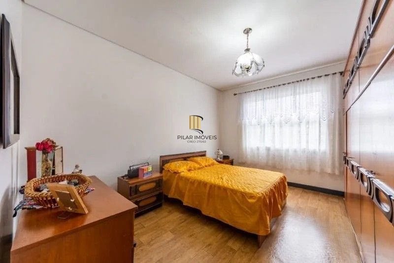 Belíssima casa de esquina, em estilo colonial com 277m2 de área privativa, terreno com 1014m2, 4 dormitórios e 3 suítes.