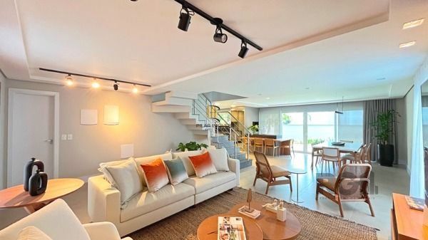 Casa Condominio para Venda - 364m², 3 dormitórios, sendo 3 suites, 2 vagas - Ped