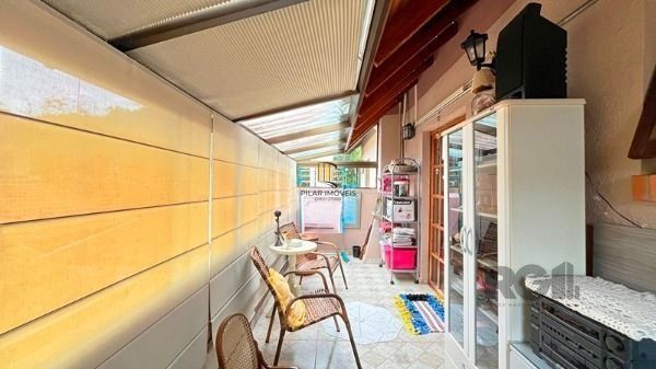 Casa em Porto Alegre, no bairro Guarujá, com 3 dormitório(s), e 3 banheiros, à v