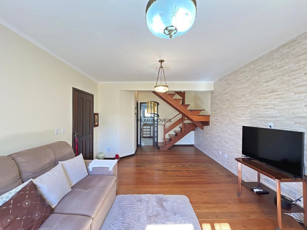 Ótima residência com 3 dormitórios, sendo 1 suíte, lareira e piscina.