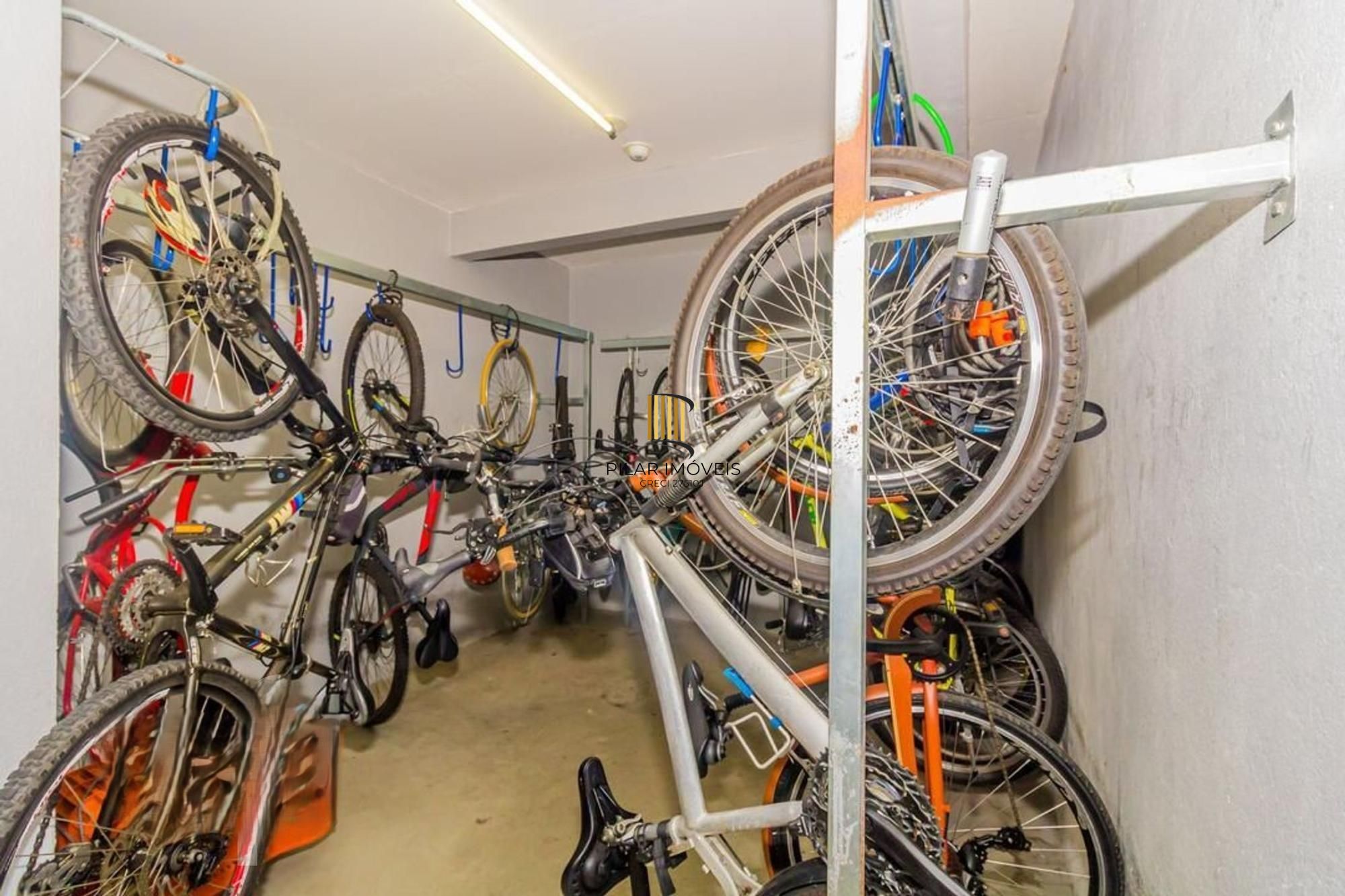 Apartamento semi mobiliado, 2 dormitórios, 1 suíte e 1 vaga de garagem coberta no bairro Menino Deus em Porto Alegre.