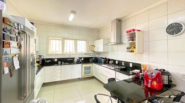 Casa em Porto Alegre, no bairro Ipanema, e 0 banheiros, à venda.