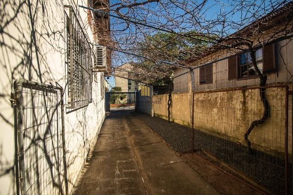 Casa em Porto Alegre, no bairro Vila Nova, com 6 dormitório(s), e 6 banheiros, à