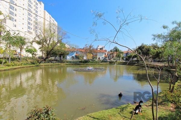 Casa em Porto Alegre, no bairro Cavalhada, com 2 dormitório(s), e 2 banheiros, à