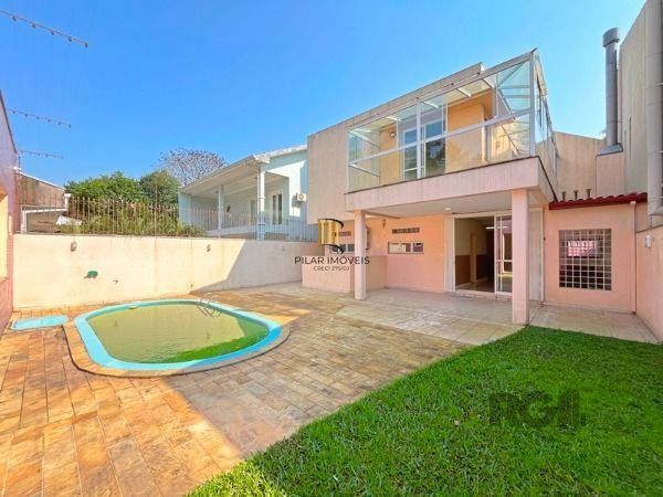 Casa em Porto Alegre, no bairro Nonoai, com 4 dormitório(s), à venda.