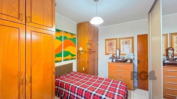 Casa em Porto Alegre, no bairro Nonoai, com 4 dormitório(s), à venda.