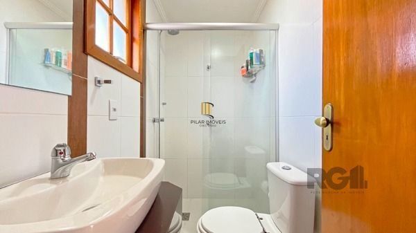 Casa em Porto Alegre, no bairro Guarujá, com 3 dormitório(s), e 3 banheiros, à v