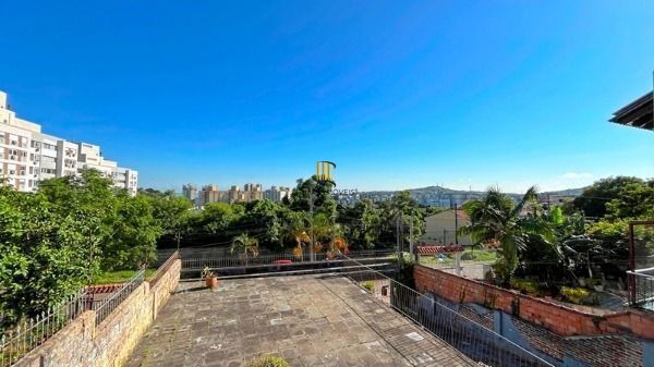 Casa em Porto Alegre, no bairro Tristeza, com 4 dormitório(s), à venda.