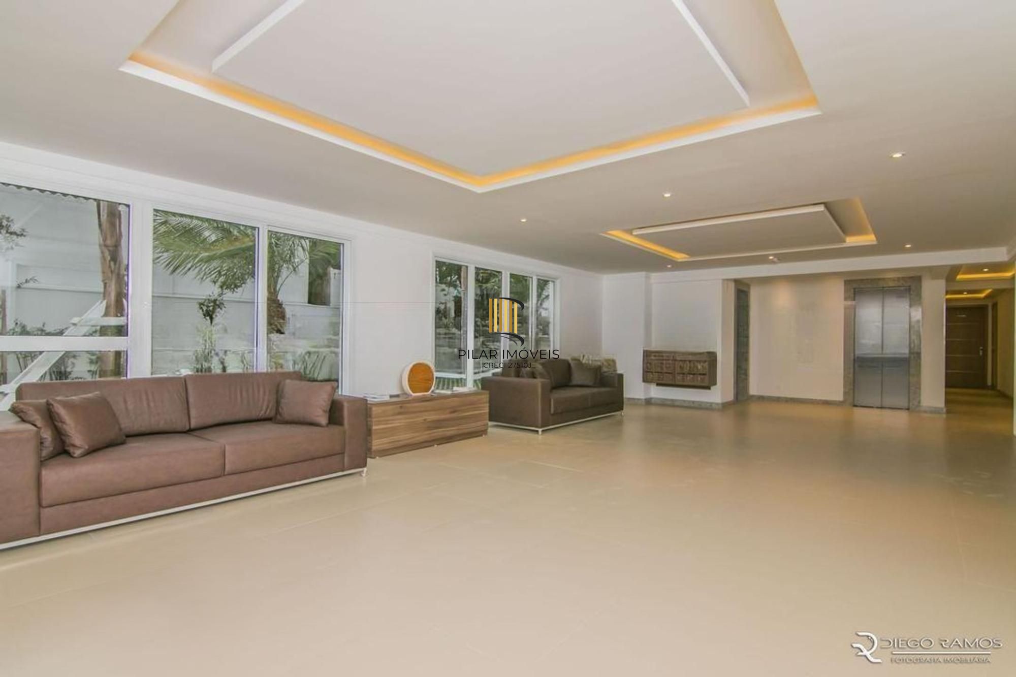 Apartamento semi mobiliado, 2 dormitórios, 1 suíte e 1 vaga de garagem coberta no bairro Menino Deus em Porto Alegre.