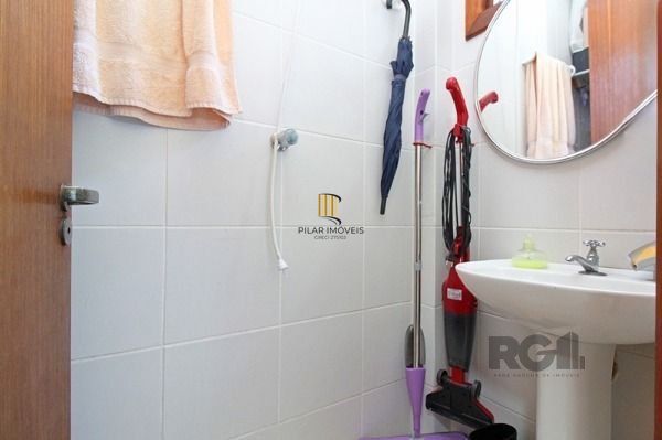 Casa em Porto Alegre, no bairro Ipanema, com 3 dormitório(s), e 3 banheiros, à v