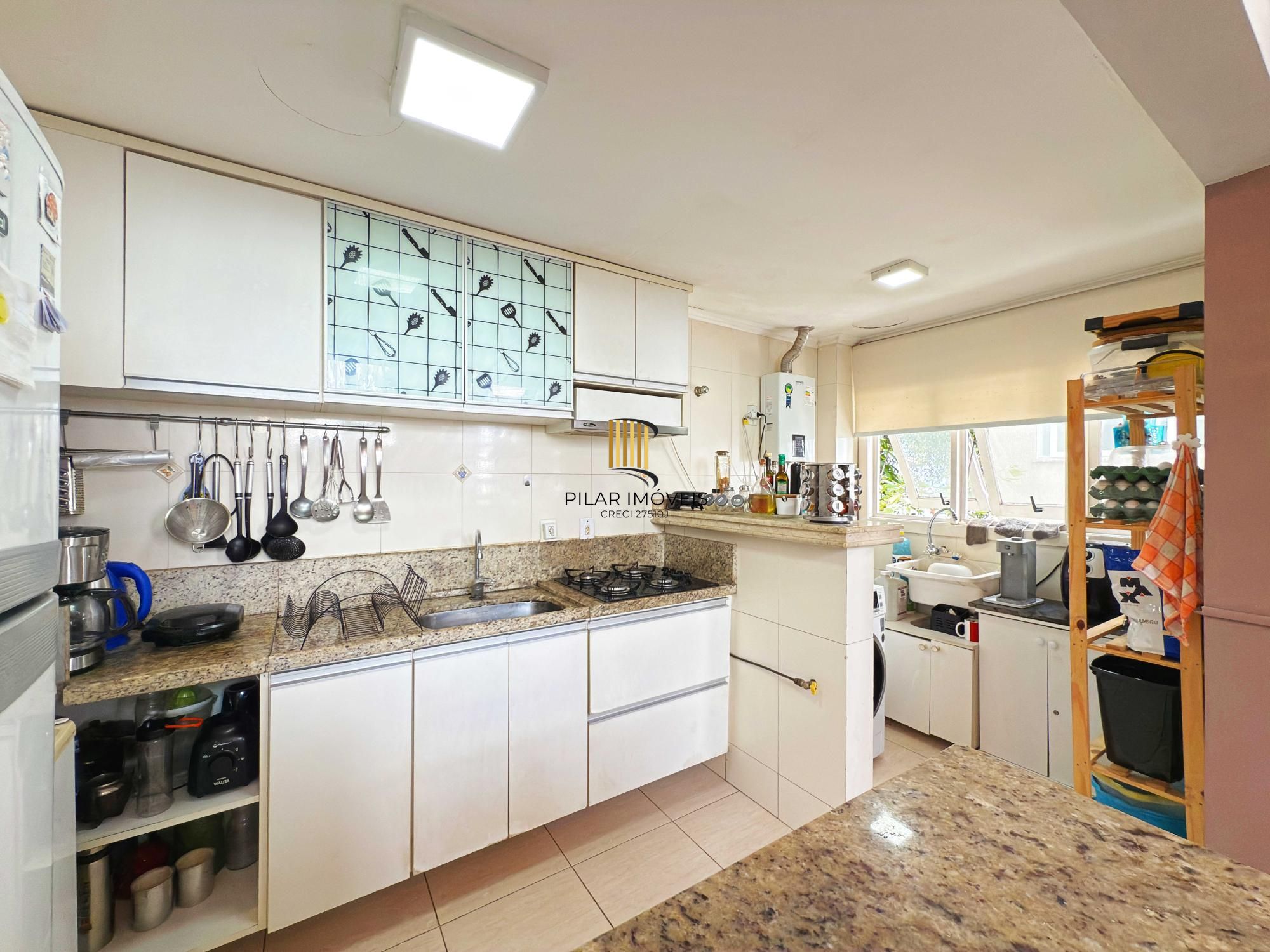 Triplex 4 dormitórios no bairro Pedra Redonda