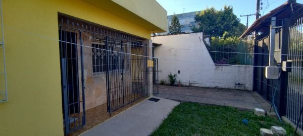 Casa em Porto Alegre, no bairro Vila Nova, com 2 dormitório(s), e 2 banheiros, à