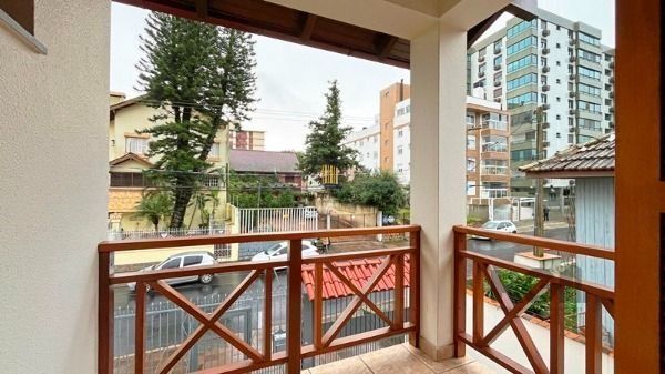 Casa em Porto Alegre, no bairro Tristeza, com 3 dormitório(s), e 3 banheiros, à 