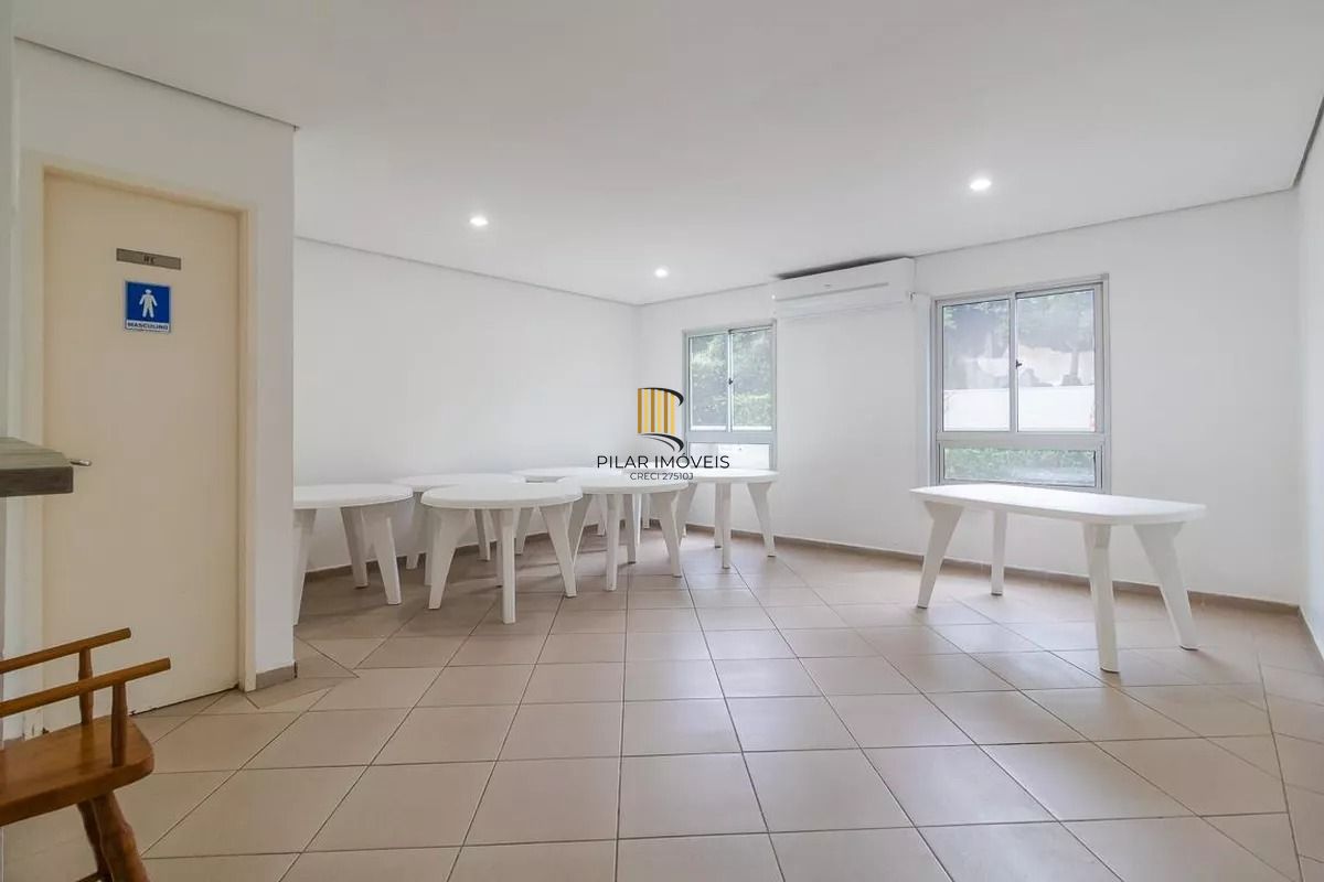 Apartamento 2 dormitórios, com suíte, churrasqueira, e vaga escriturada.