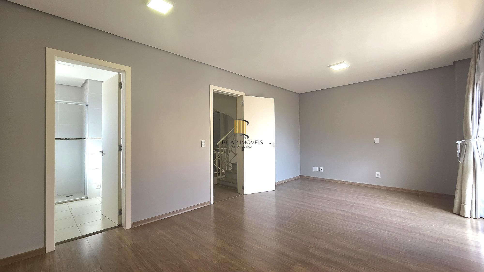 Excelente casa em condomínio fechado, com 252 m² de área privativa, com 4 dormitórios, 1 suíte e 2 vagas de garagem.