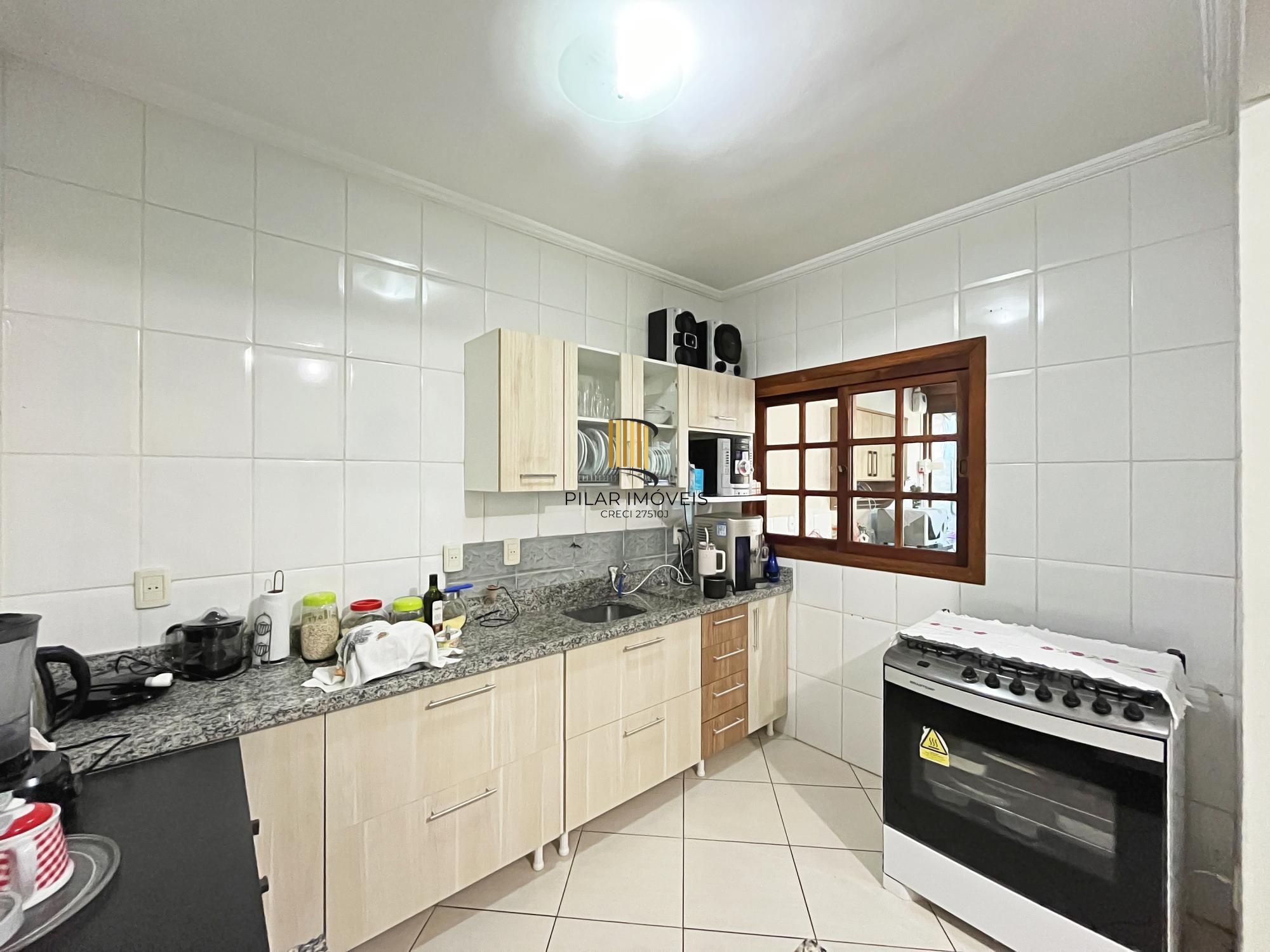 Residência com 4 dormitórios sendo 1 suites no Bairro Guarujá.