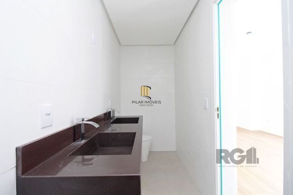 Casa em Porto Alegre, no bairro Vila Conceição, com 3 dormitório(s), à venda.