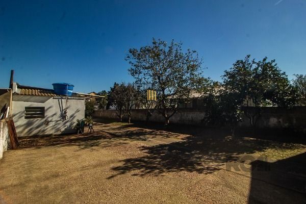 Casa em Porto Alegre, no bairro Vila Nova, com 6 dormitório(s), e 6 banheiros, à