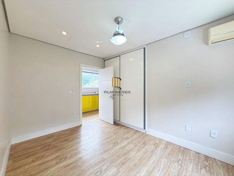 Linda Residência em Condomínio Fechado no Bairro Pedra Redonda.