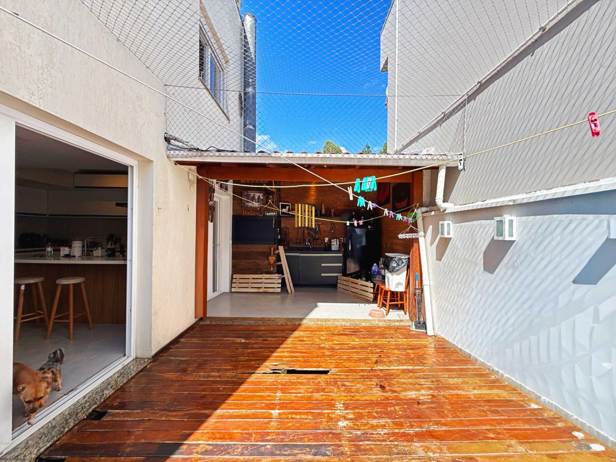 Linda residência com  3 dormitórios, sendo 1 suíte, com Linda Vista do Bairro.