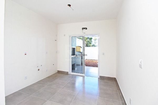 Casa em Porto Alegre, no bairro Hípica, com 2 dormitório(s), e 2 banheiros, à ve