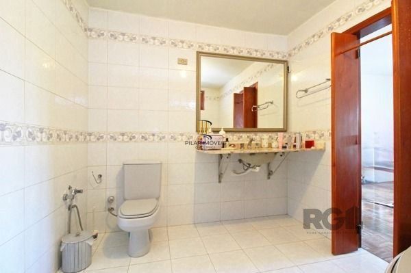 Casa em Porto Alegre, no bairro Tristeza, com 4 dormitório(s), à venda.